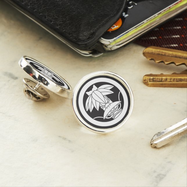 Bamboo and sedge hat in circle lapel pin (In Situ)