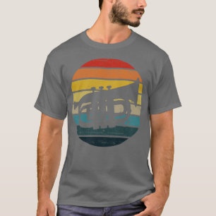 Baritone Silhouette On A Distressed Retro Sunset d T-Shirt