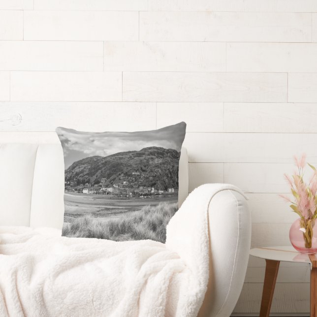 Barmouth and the River Mawddach Throw Pillow (Couch)