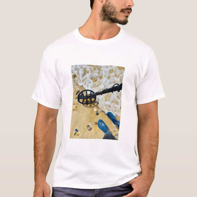 beach Metal Detecting T-Shirt – Fun Gift (Front)