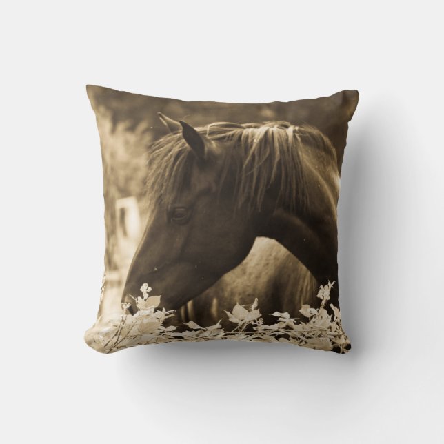 Beautiful brown horse throw pillow (Front)