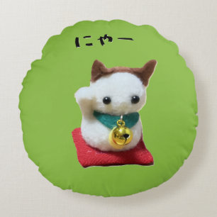Beckoning Cat Design for Cat Lovers Round Pillow