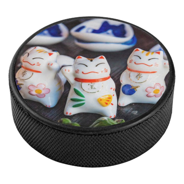 Beckoning cat figurines hockey puck (3/4)