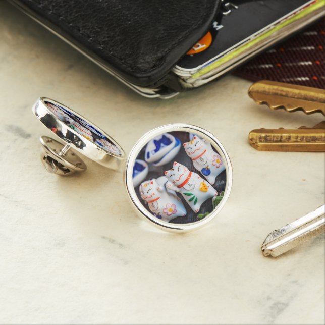 Beckoning cat figurines lapel pin (In Situ)