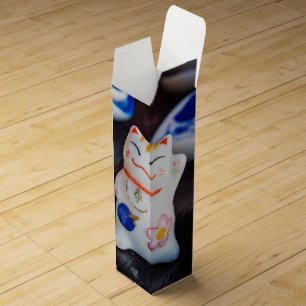Beckoning cat figurines wine box
