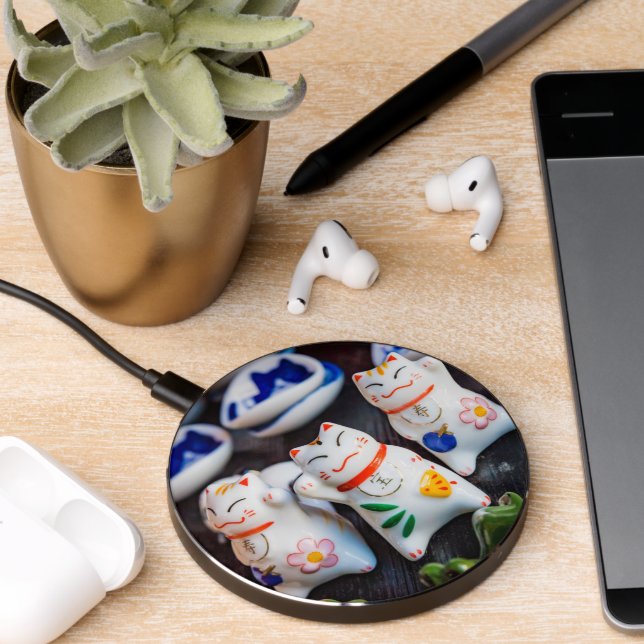 Beckoning cat figurines wireless charger  (Desk 2)