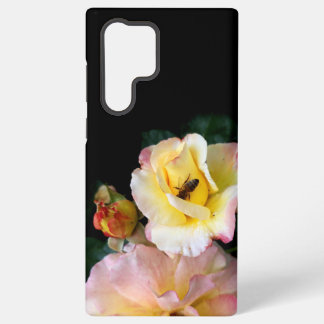 Bee on Pink Yellow Roses Flowers Samsung Galaxy S22 Ultra Case