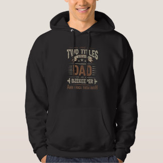 Beekeeper Dad Outfit Two Titles Quote Beekeeping Hoodie