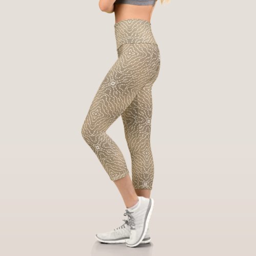 Beige And White Strings And Dots Wave Pattern Yoga Capri Leggings