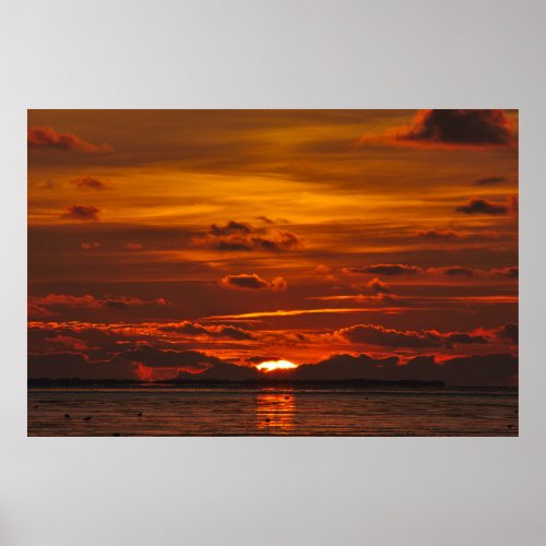 Bezaubernder Sonnenuntergang am Meer Poster