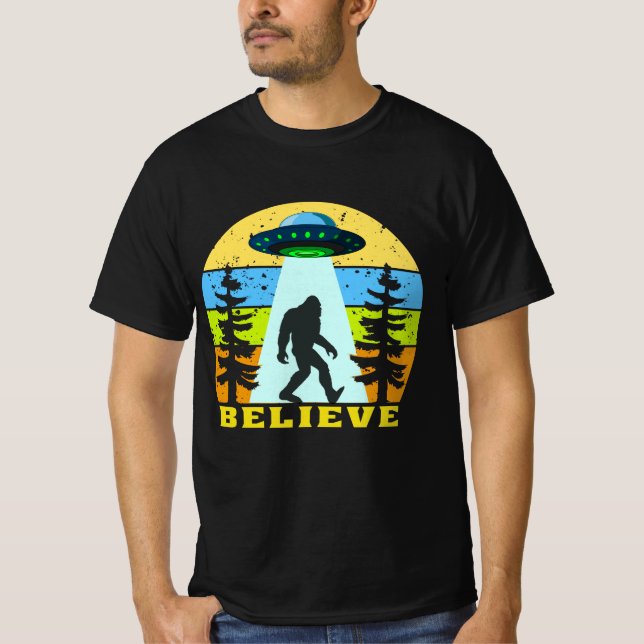 Bigfoot alien believe T-Shirt (Front)