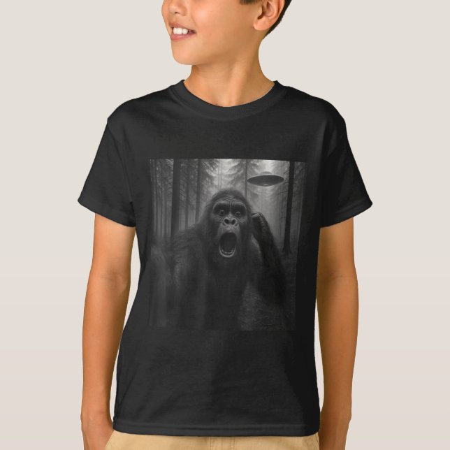 Bigfoot Alien Ufo Selfie Funny Sasquatch Meme Men  T-Shirt (Front)