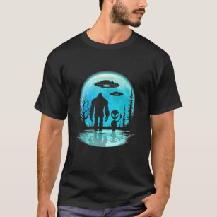 Bigfoot and Alien Under the Moon I Want o Funny T-Shirt