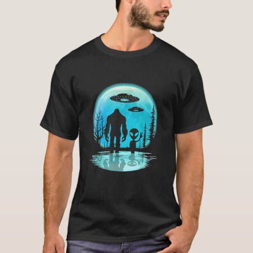 Bigfoot and Alien Under the Moon I Want o Funny T_Shirt