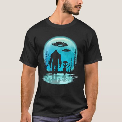 Bigfoot and Alien Under the Moon I Want To Believe T_Shirt