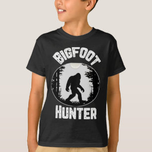 Bigfoot Hunter Sasquatch Funny Humor  T-Shirt
