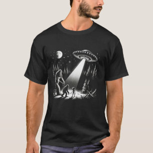 Bigfoot Meets Alien Alien Bigfoot Full Moon Sasqua T-Shirt