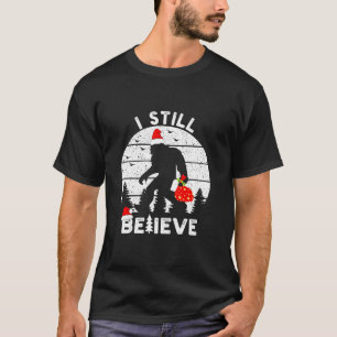 Bigfoot Sasquatch Yeti Believe Santa Hat Christmas T-Shirt