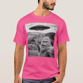 Bigfoot Selfie With Alien Ufo Funny Gifts For Men T-Shirt