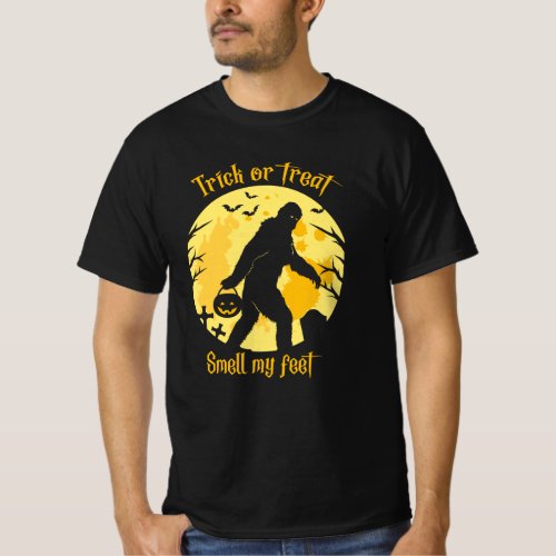 Bigfoot Trick Or Treat Smell My Feet Halloween T_Shirt