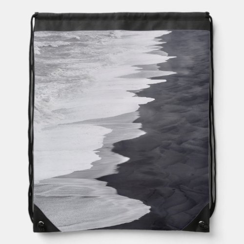 Black and white beach scenic drawstring bag