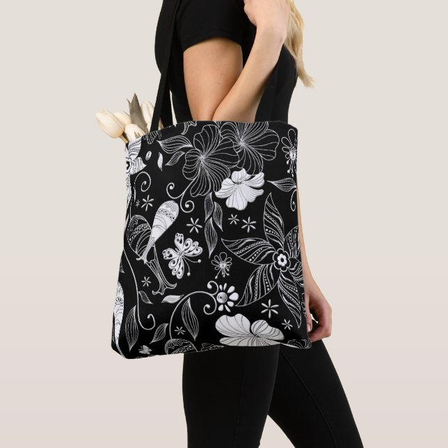 Black and white beautiful retro flowers pattern tote bag (Close Up)
