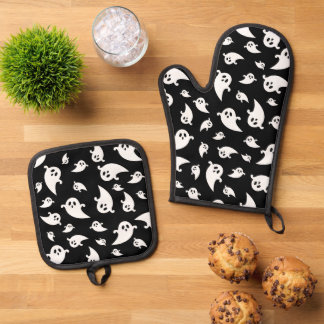 Black And White Ghosts Pattern Halloween Oven Mitt &amp; Pot Holder Set