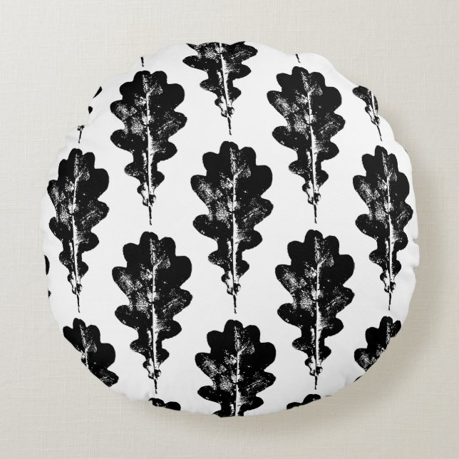 Black and White Oak Leaf Print Pattern Round Pillow (Front)