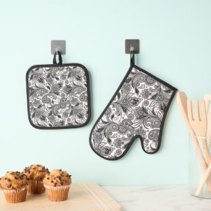 Black and white paislely oven mitt & pot holder set