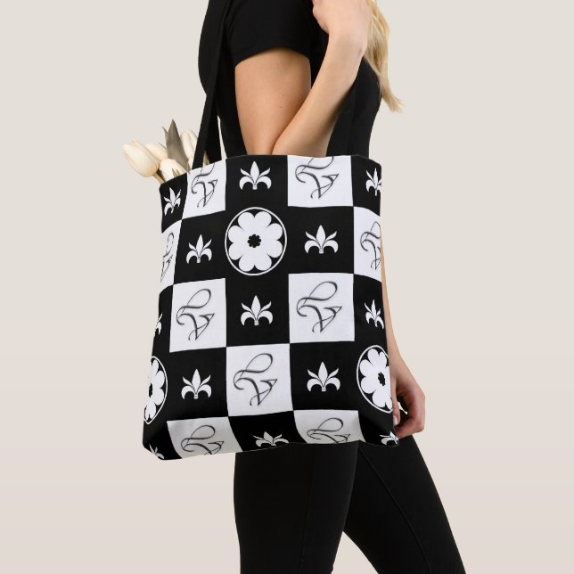Black and White Stylish Checkered Floral Pattern T Tote Bag (Close Up)