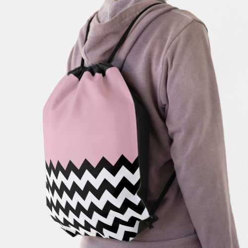 Black and White Zigzag Pattern Chevron Pink Drawstring Bag