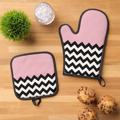 Black and White Zigzag Pattern Chevron Pink Oven Mitt  Pot Holder Set