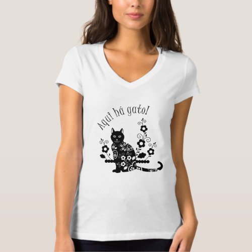Black cat with flowers and Portuguese expression T_Shirt