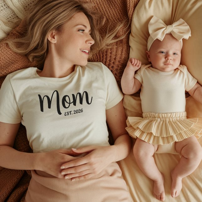 Black Script Established Mom T-Shirt (Mom Established Year Simple Script Mother's day T-Shirt mothers day gifts ideas new parents mommy be)