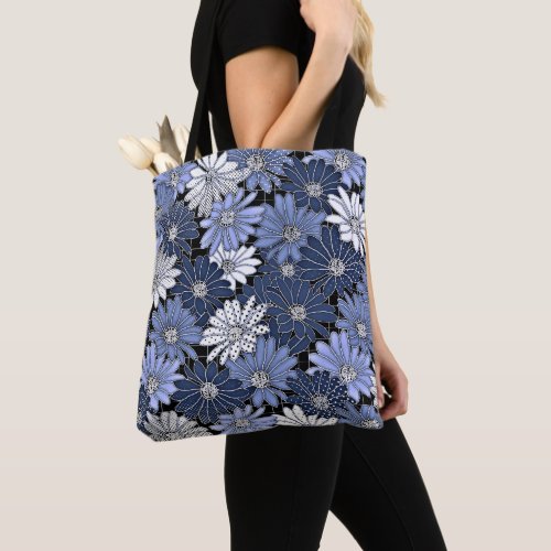 Blue and white daisy pattern tote bag