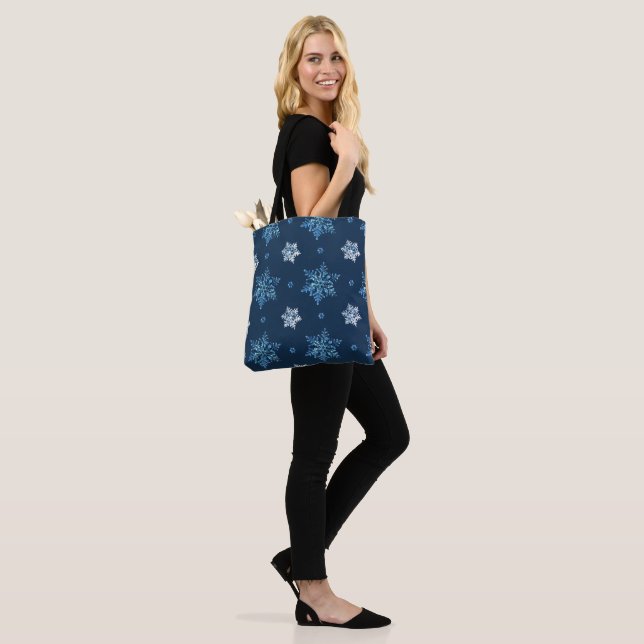 Blue and white snowflakes tote bag (On Model)