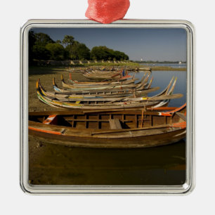 Boats on lake between Kyauktawgyi Paya and Metal Ornament