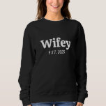 Bold Wifey Custom year new wife EST 2025 Sweatshirt<br><div class="desc">Wifey/husby bold Personalized Sweatshirt
Congratulation,  Wifey! These sweatshirts with this minimalist design is perfect to celebrate you and your marriage! Perfect honeymoon attire!</div>