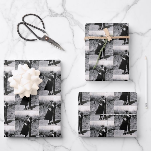 Bonnie Parker and Clyde Barrow Kissing 1933 Wrapping Paper Sheets (Front)