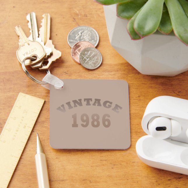 Born in 1986 vintage birthday gift keychain (Desk)
