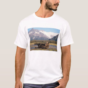 Brown bear, grizzly bear stretching on its back T-Shirt
