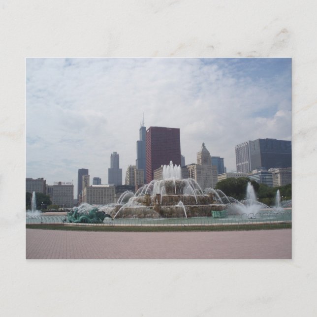 Buckingham Fountain and Chicago Skyline Postcard (Front)