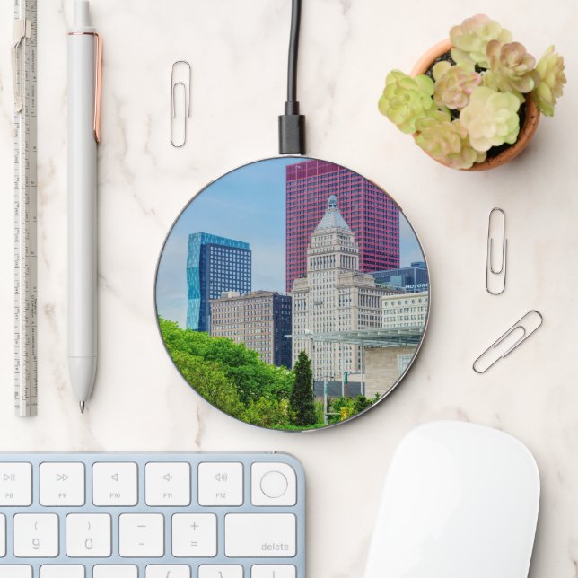Buildings In Chicago Wireless Charger (Desk)