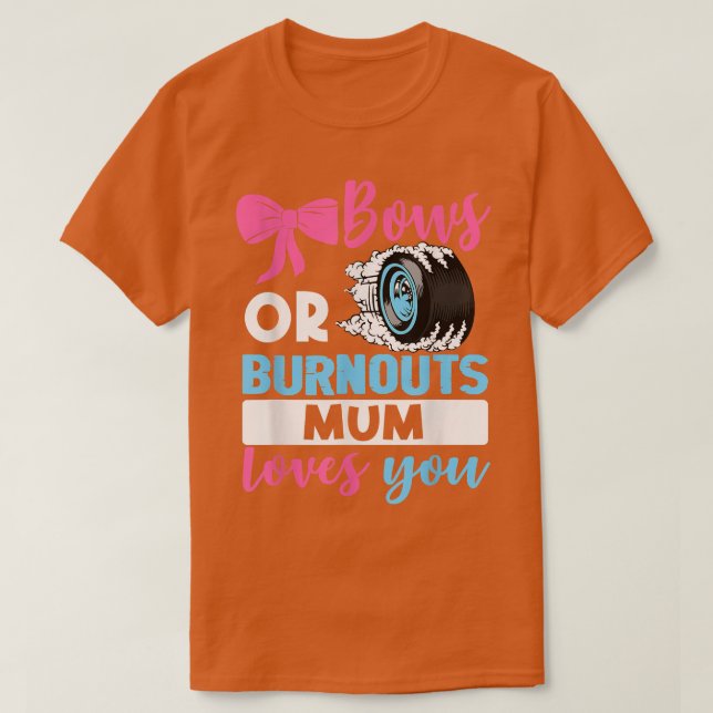 Burnouts or Bows Mom loves you Gender Reveal party T-Shirt (Design Front)