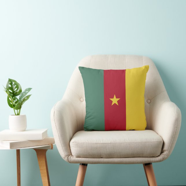 Cameroon flag throw pillow (Chair)