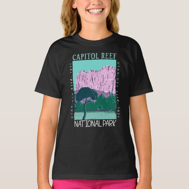  Capitol Reef National Park Utah Distressed Retro  T-Shirt (Front)