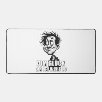 Cartoonkunst mit „Zum Glück…“-Zitat Desk Mat