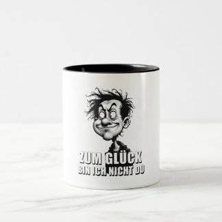 Cartoonkunst mit „Zum Glück…“-Zitat Two-Tone Coffee Mug