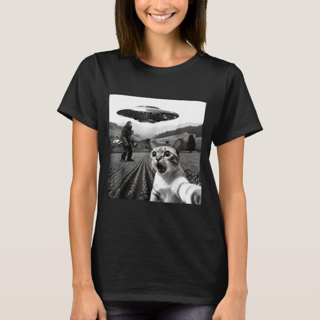 Cat Selfie With Alien Ufo Funny Cat Alien Bigfoot  T-Shirt (Front)