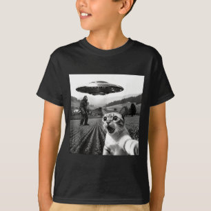 Cat Selfie With Alien Ufo Funny Cat Alien Bigfoot  T-Shirt